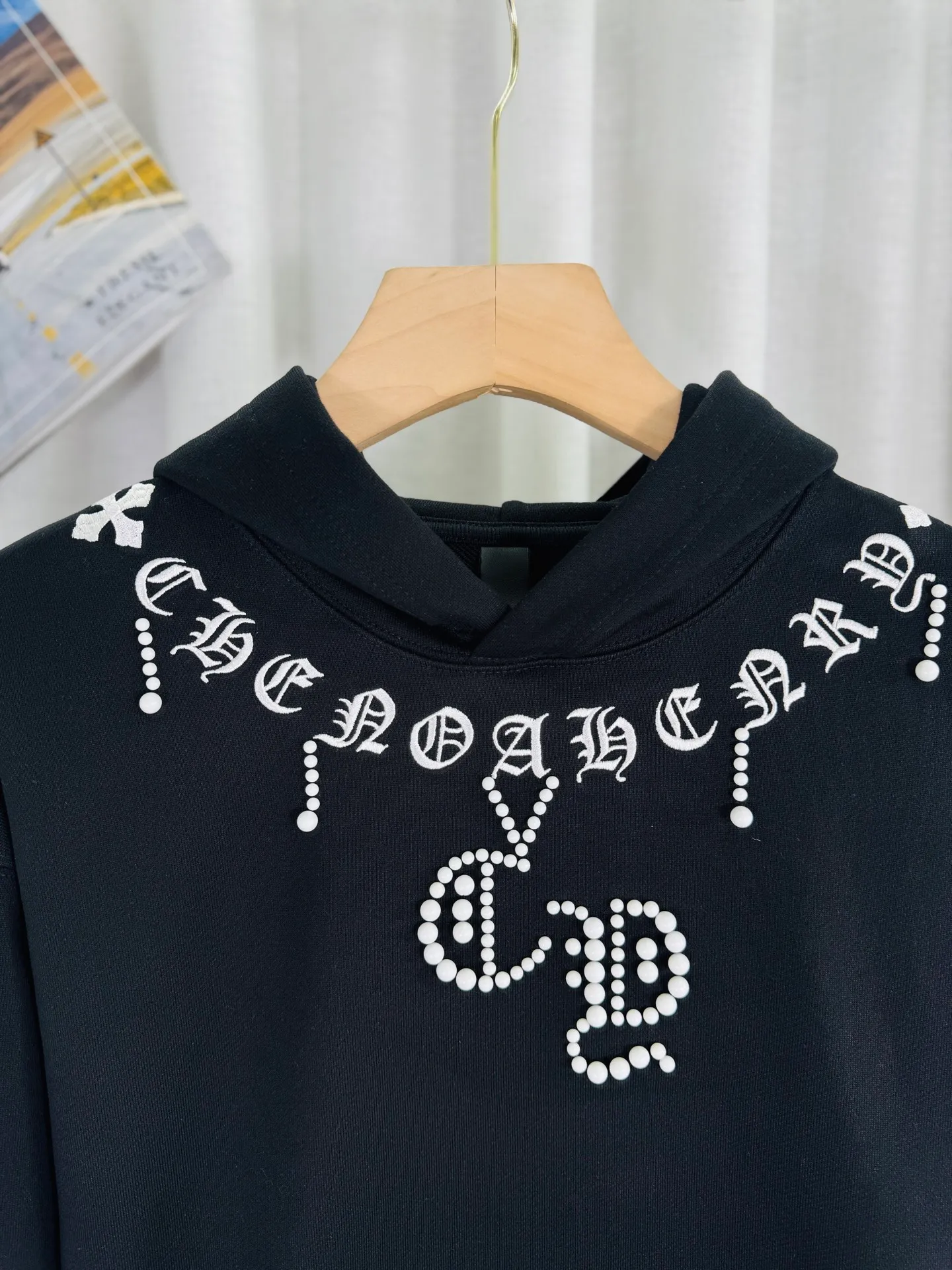 P290 top version, real shot without P, ​​different from market currency) 𝗖𝗵𝗿𝗼𝗺𝗲 𝗛𝗲𝗮𝗿𝘁𝘀/Cro Heart 2025 washed and burned flower patch embroidered autumn and winter new original single counter American patchwork 3D three-dimensional couple casual hooded sweatshirt 👑The highest version! Customized fabric 480g tripe terry fabric! American-style acid-washed and distressed original fabric, laser burning + appliqué embroidery, exquisite embroidery of beaded letters! The best-selling model in the counter, very comfortable to wear. Accessories: original molded and authenticated collar label➕100% silk wash label. Genuine purchase-grade original hangtag➕matching hanging rope➕3D hanging beads➕original packaging bag. Craftsmanship: The original version has consistent wiring! The highest version of the armhole matching technique! Color: Black Size: S M L XL Style No.: 9335